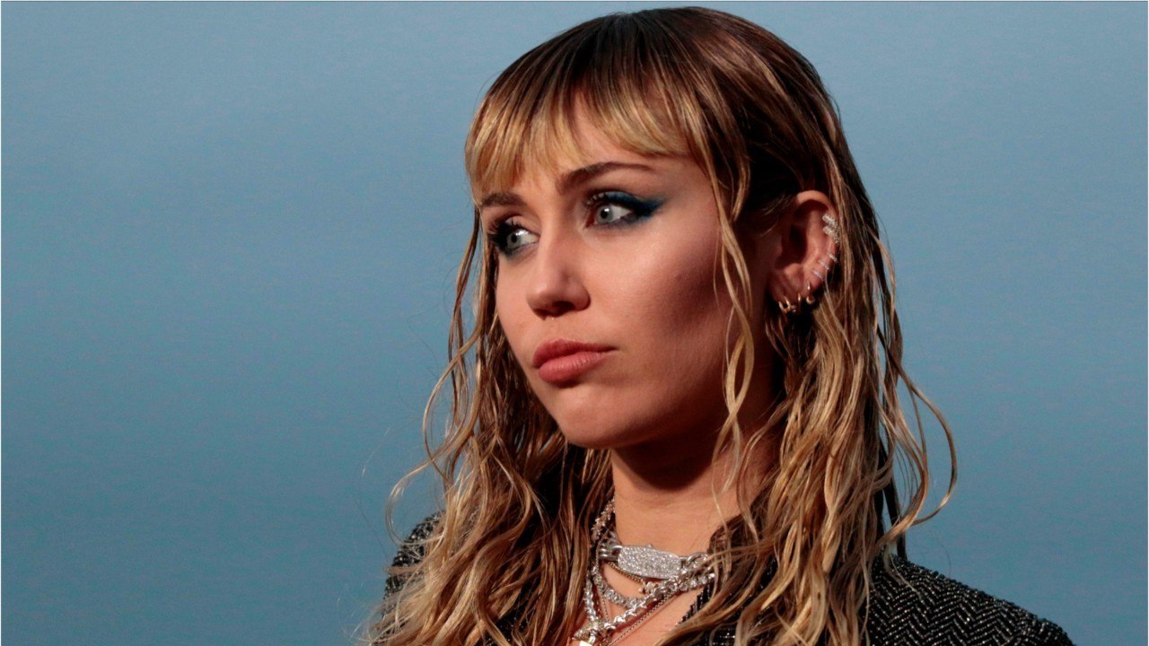 VOICI - Miley Cyrus maigre : un cliché d’elle sème la panique sur la Toile