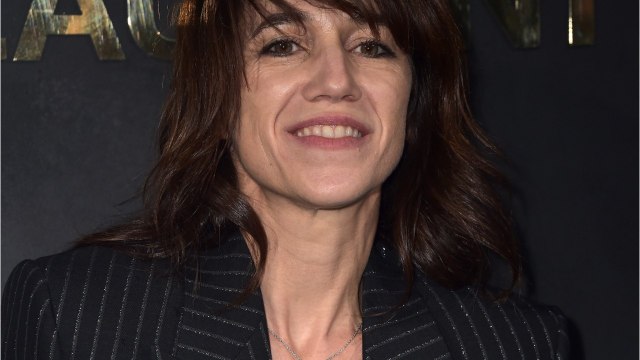 VOICi - Charlotte Gainsbourg, seins nus, au côté de son fils Ben à la Fashion Week parisienne