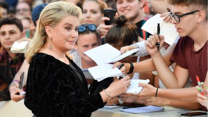 VOICI Catherine Deneuve : cette chose qu’elle redoute le plus sur les tournages