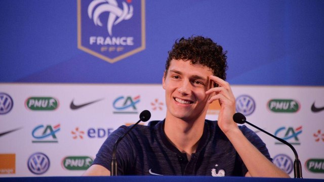 VOICI Benjamin Pavard invite Jean-Paul Rouve à manger des frites, le comédien lui répond