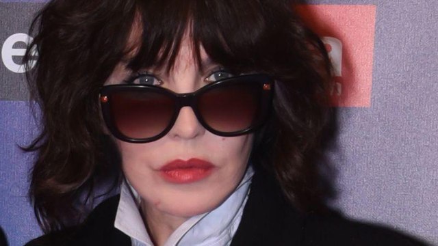 VOICI Isabelle Adjani : agacée, l’actrice recadre un journaliste qui la qualifie d’icône