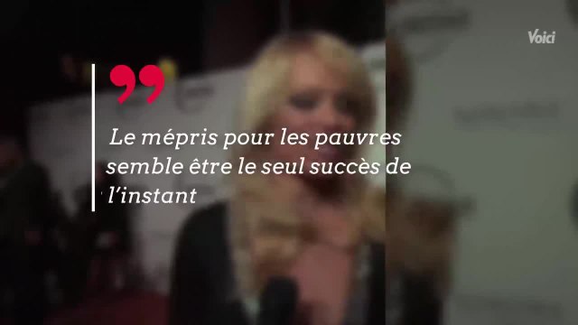 VOICI - Pamela Anderson dézingue Emmanuel Macron et son « mépris »