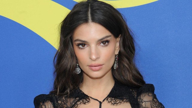 VOICI Emily Ratajkowski dévoile son corps dans un minuscule string