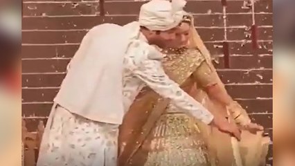 Скачать видео: Ankita Lokhande wedding: Vicky Jain ने स्टेज पर ऐसे संभाला Ankita का दुपट्टा; Watch video FilmiBeat