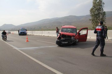 Download Video: Beton bariyere çarpan hafif ticari araçtaki 2 kişi yaralandı