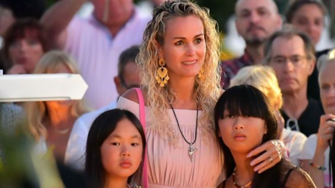 VOICI - Johnny Hallyday : un couple de fans raconte son incroyable rencontre avec Laeticia à Saint-Barth