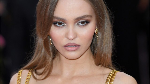 VOICI - Lily-Rose Depp sexy : la fille de Vanessa Paradis s’affiche dans une pose très suggestive