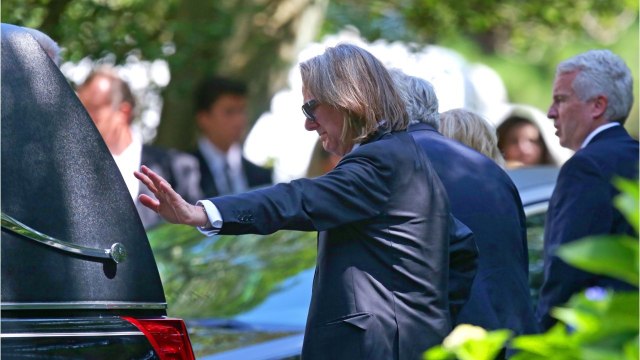 VOICI - Obsèques de Saoirse Kennedy : le geste déchirant de son père à la fin de la cérémonie