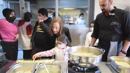Son dakika... Mutfağa giren özel öğrenciler yöresel yemek pişirdiler