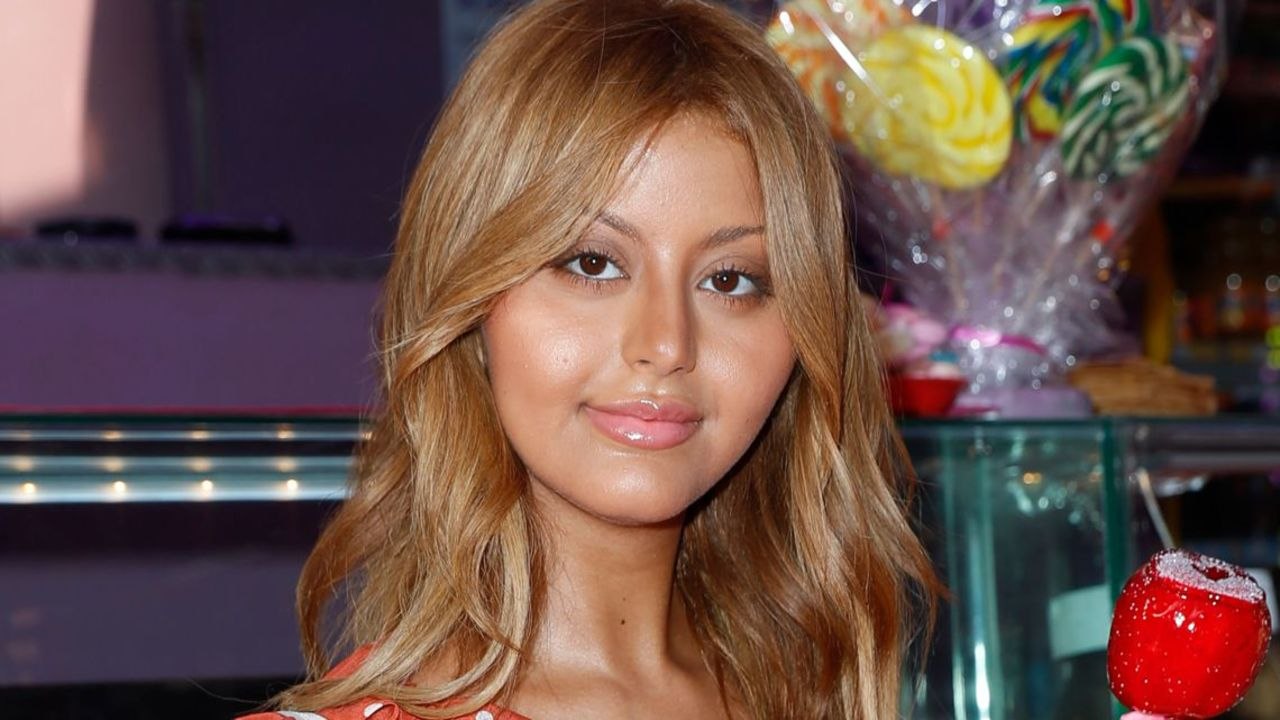 VOICI Zahia seins nus avec un ami, elle en montre (presque) trop