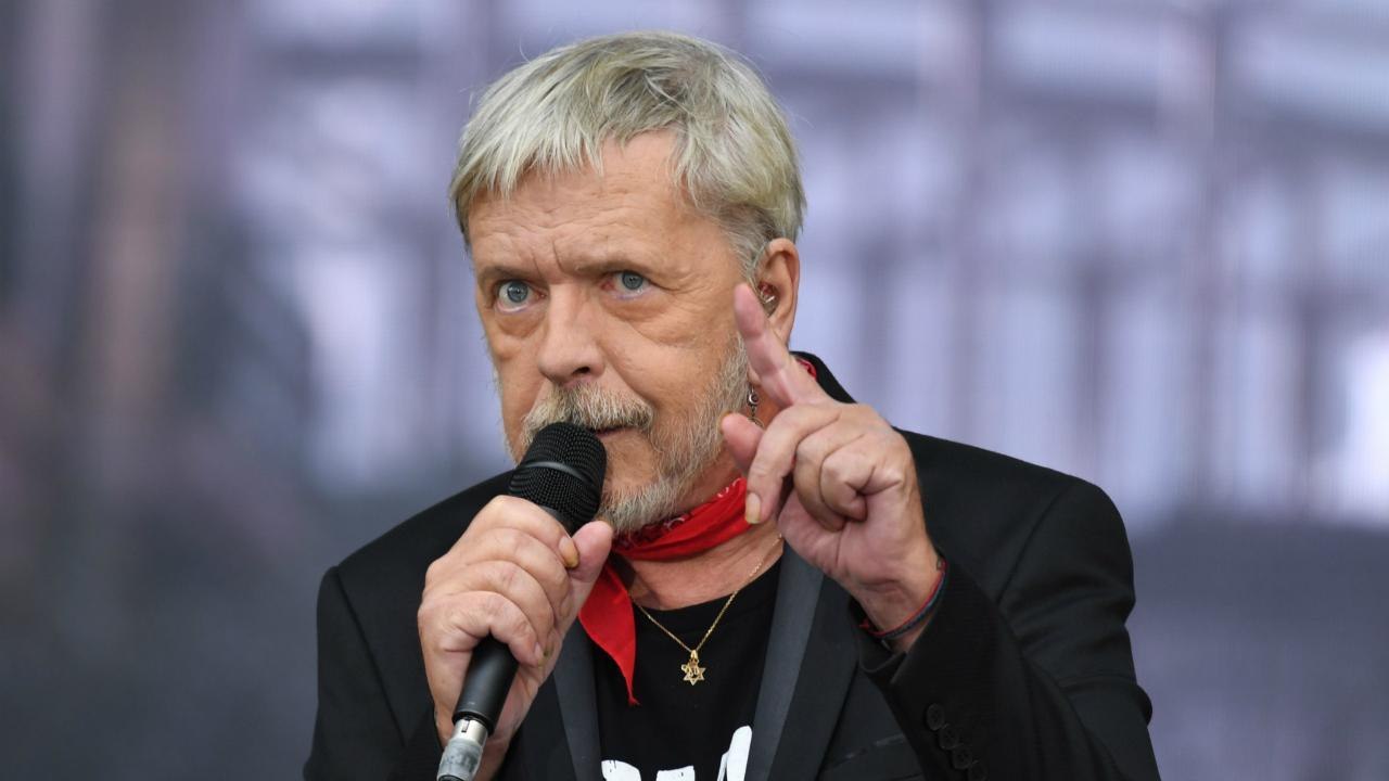 VOICI - Renaud : après son hospitalisation, le chanteur va revenir avec un nouvel album (qui a de quoi surprendre)