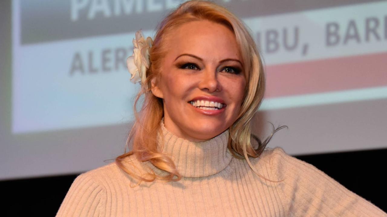 VOICI - Pamela Anderson, toujours aussi amoureuse d’Adil Rami : « Il est fantastique »