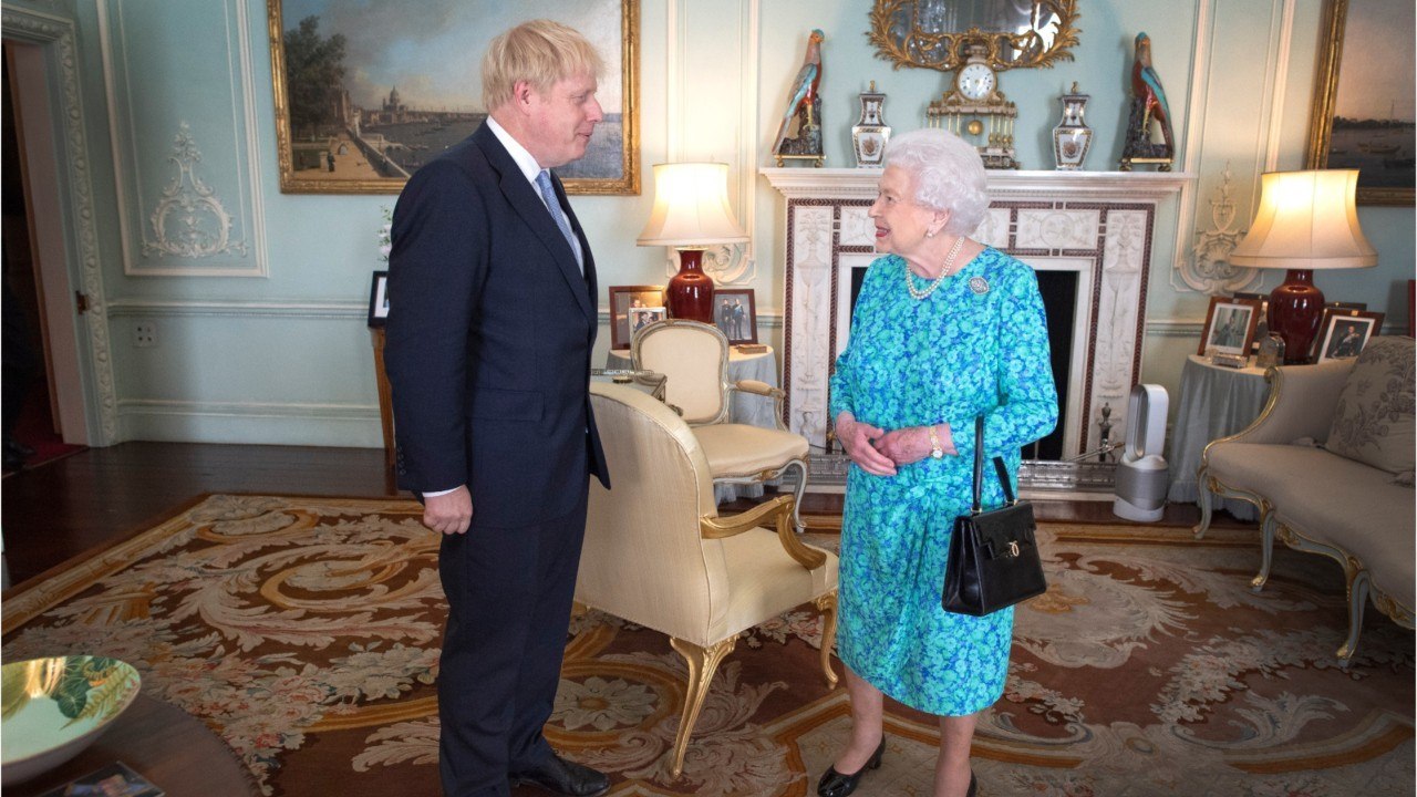 VOICI - Boris Johnson nouveau Premier ministre : il a déjà gaffé avec la reine d’Angleterre