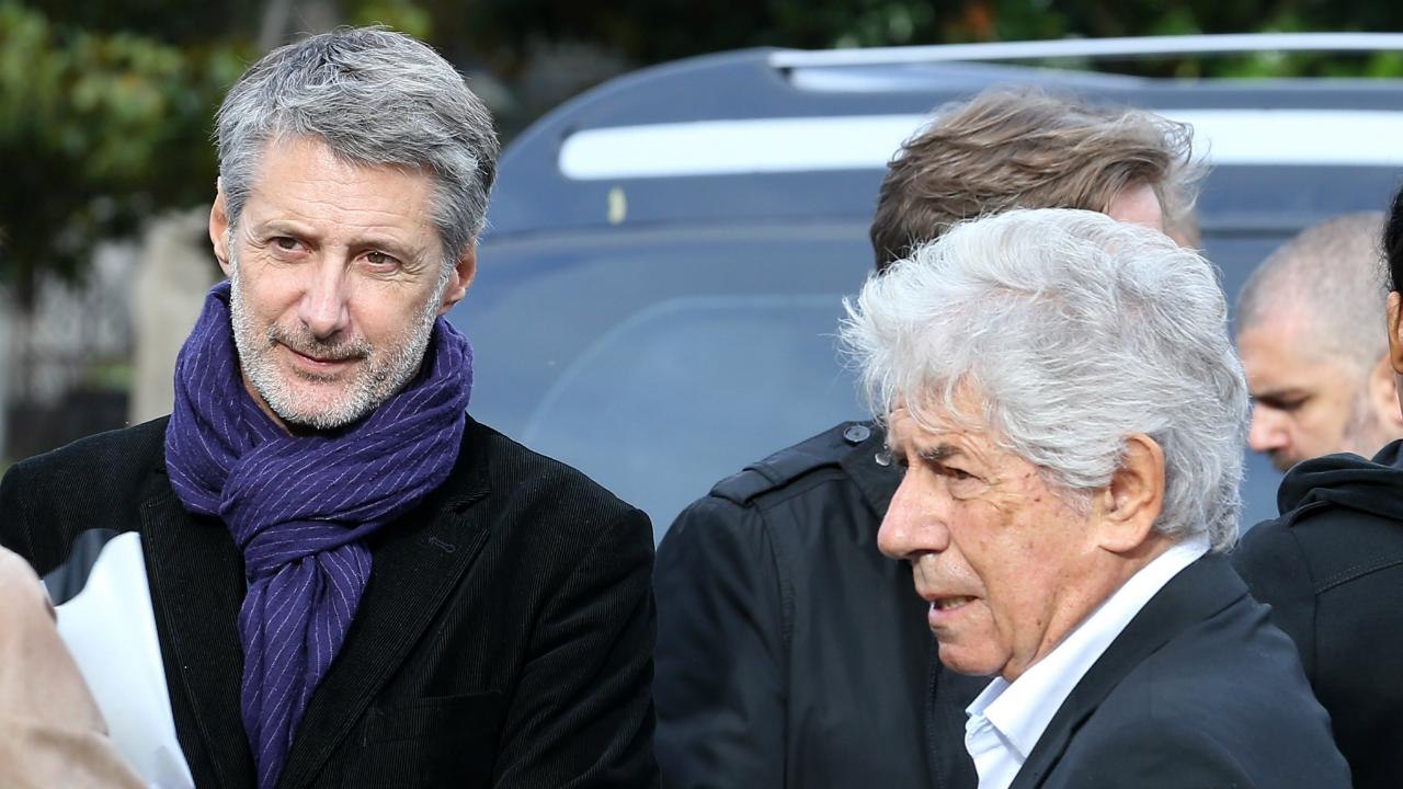 VOICI - Mort de Philippe Gildas : l’hommage poignant d’Antoine de Caunes en direct à la radio
