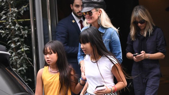 VOICI - A Saint Barth, Laeticia Hallyday, Jade et Joy tout sourire pour l'anniversaire de leur amie