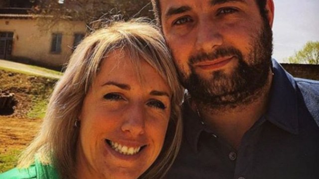 VOICI - L’amour est dans le pré 10 : Claire pose avec sa petite sœur, la ressemblance est bluffante