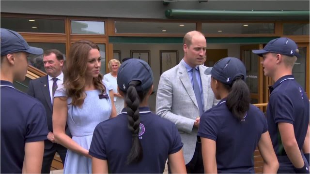 VOICI - Kate et William lynchés par les fans : leurs vacances aux Caraïbes font polémique