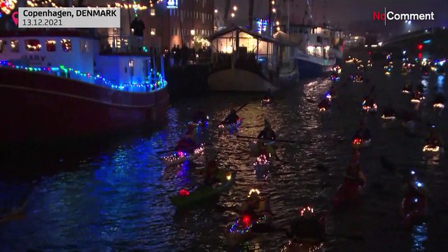 Caiaques festivos na procissão de Santa Lúcia nos canais de Copenhaga