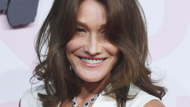VOICI Carla Bruni diffuse une photo de sa maman de 88 ans en maillot de bain : la beauté, c’est de famille !