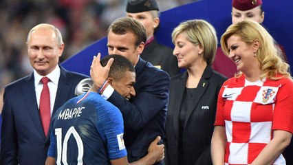 VOICI - Mondial 2018 : découvrez la signification du bracelet qu’Emmanuel Macron portait le soir de la finale
