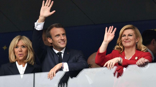 VOICI Mondial 2018 : Brigitte Macron fête la victoire des Bleus en coulisses, entourée de séduisants messieurs