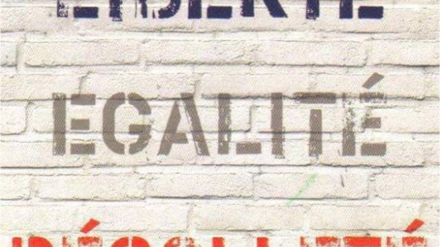 VOICI - Véronique Genest poste un cliché de son décolleté… et c'est un acte militant