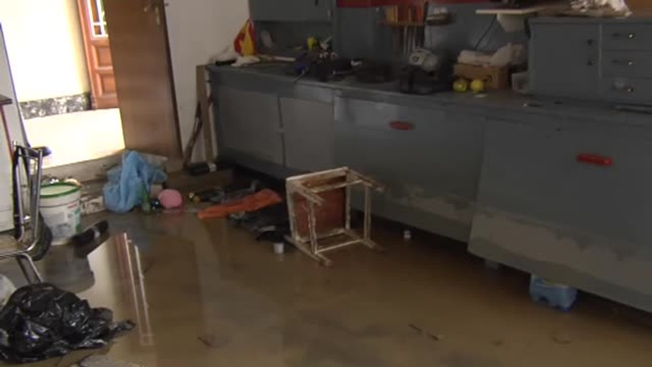 Municipios de Navarra siguen con sus negocios cerrados y viviendas cubiertas de barro tras la riada