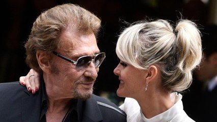 VOICI Laeticia Hallyday : la chose essentielle qu’elle a apportée à Johnny avant sa mort
