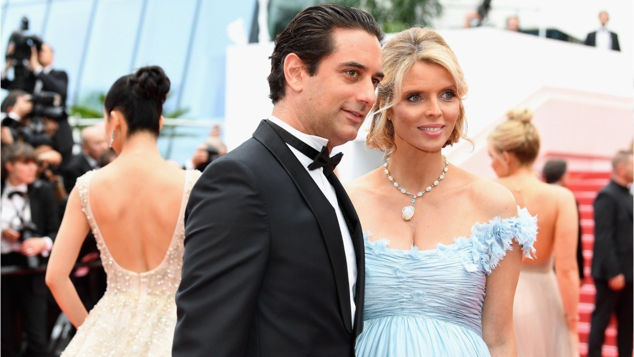 VOICI - Sylvie Tellier partage un adorable souvenir de son petit Roméo endormi dans les bras de son papa