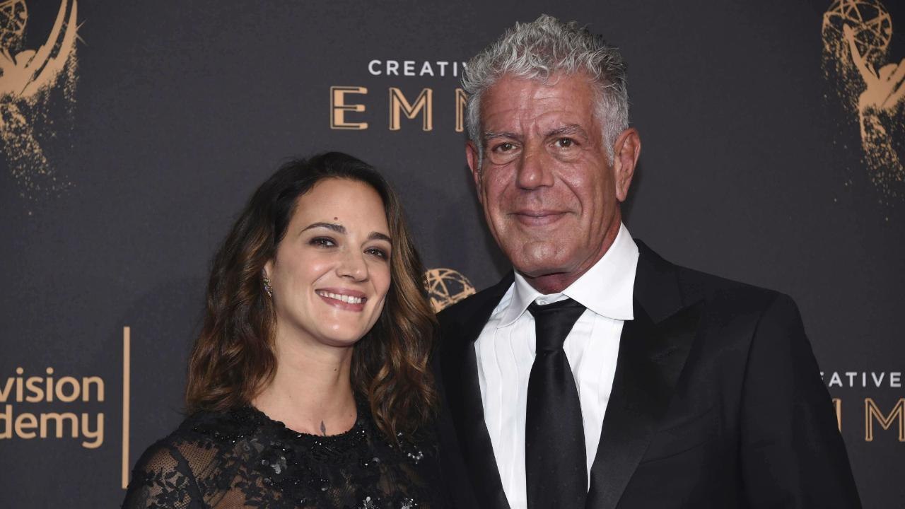 VOICI - Asia Argento : son compagnon, le célèbre chef Anthony Bourdain, s’est suicidé