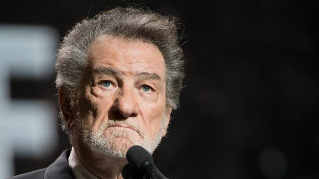 VOICI - Eddy Mitchell évoque ses « terribles et douloureux » derniers souvenirs de Johnny Hallyday