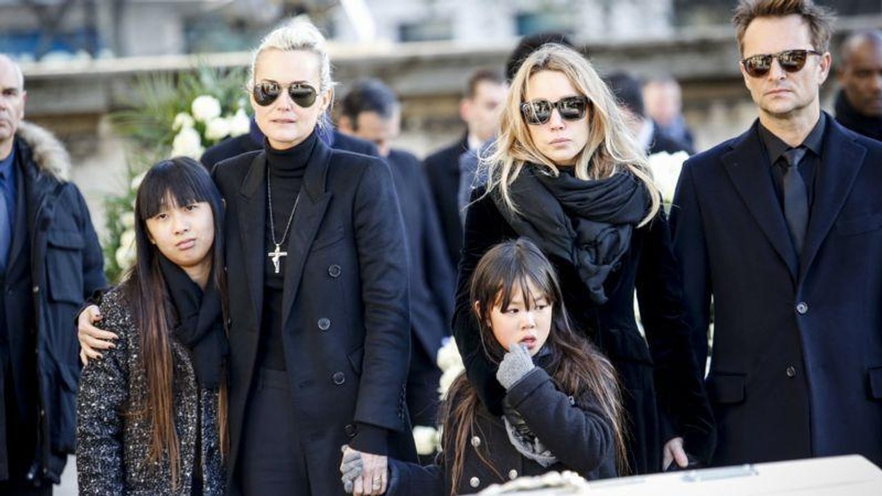 VOICI - Toujours plus surprenant, Mickey Rourke s’exprime sur la bataille entre Laeticia, David et Laura Smet sur Instagram