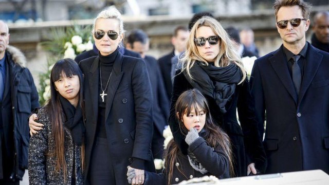 VOICI - Toujours plus surprenant, Mickey Rourke s’exprime sur la bataille entre Laeticia, David et Laura Smet sur Instagram