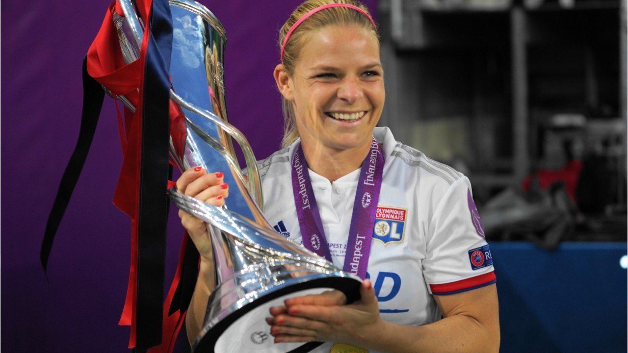 VOICI - Eugénie Le Sommer, attaquante des Bleues : la raison qui la fera arrêter le football