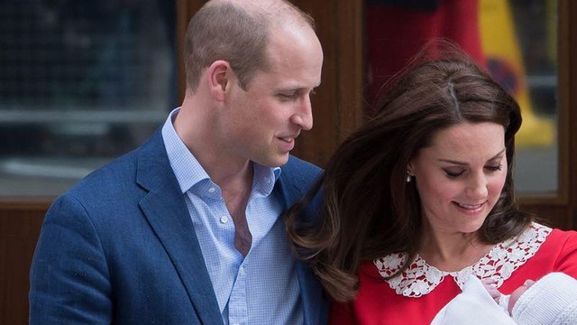 VOICI Kate Middleton : le prince Louis pose dans les bras de sa sœur Charlotte et c'est trop mignon