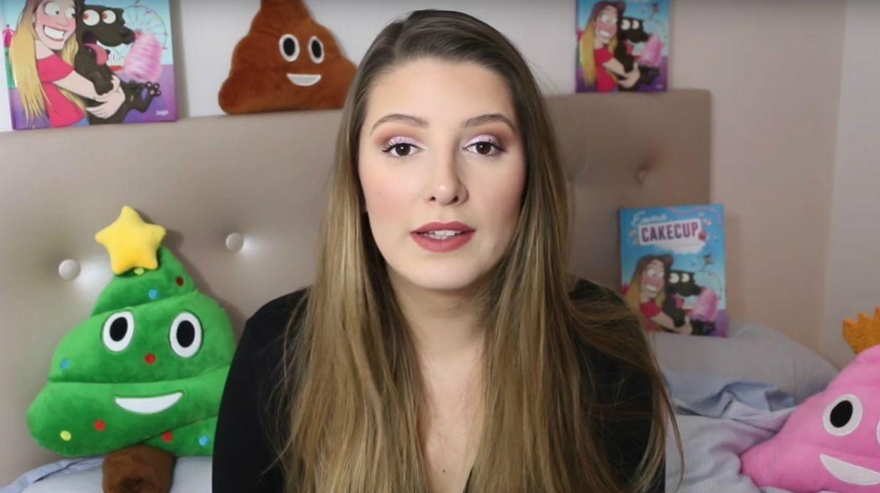 VOICI Emma CakeCup : toute nue sur la Toile, la star de Youtube se fait lyncher par les inter­nautes