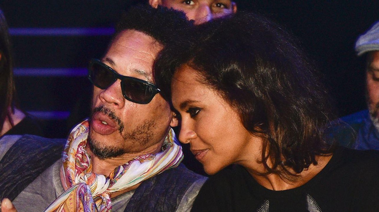 VOICI JoeyS­tarr publie une photo de Karine Le Marchand endor­mie, elle promet de se venger