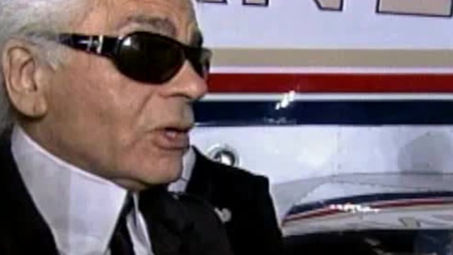 VOICI - Karl Lagerfeld : le pied de nez de son amie Arielle Dombasle lors de l’enterrement d’Yves Saint Laurent