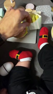 Άκης Πετρετζίκης: Δείτε τον πρώτη φορά να παίζει με τον 5 μηνών γιο του (3)