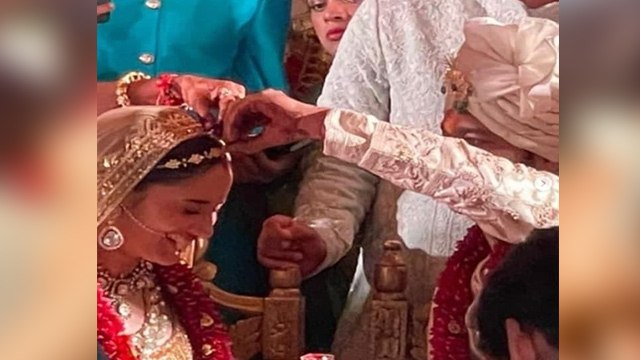 Ankita Lokhande पति Vicky Jain से मांग में sindoor भरवाकर लगी शरमाने; Watch video | FilmiBeat