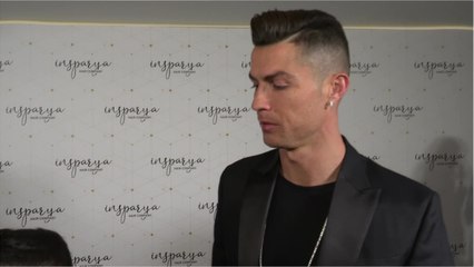 VOICI - Cristiano Ronaldo assomme son fils avec son trophée