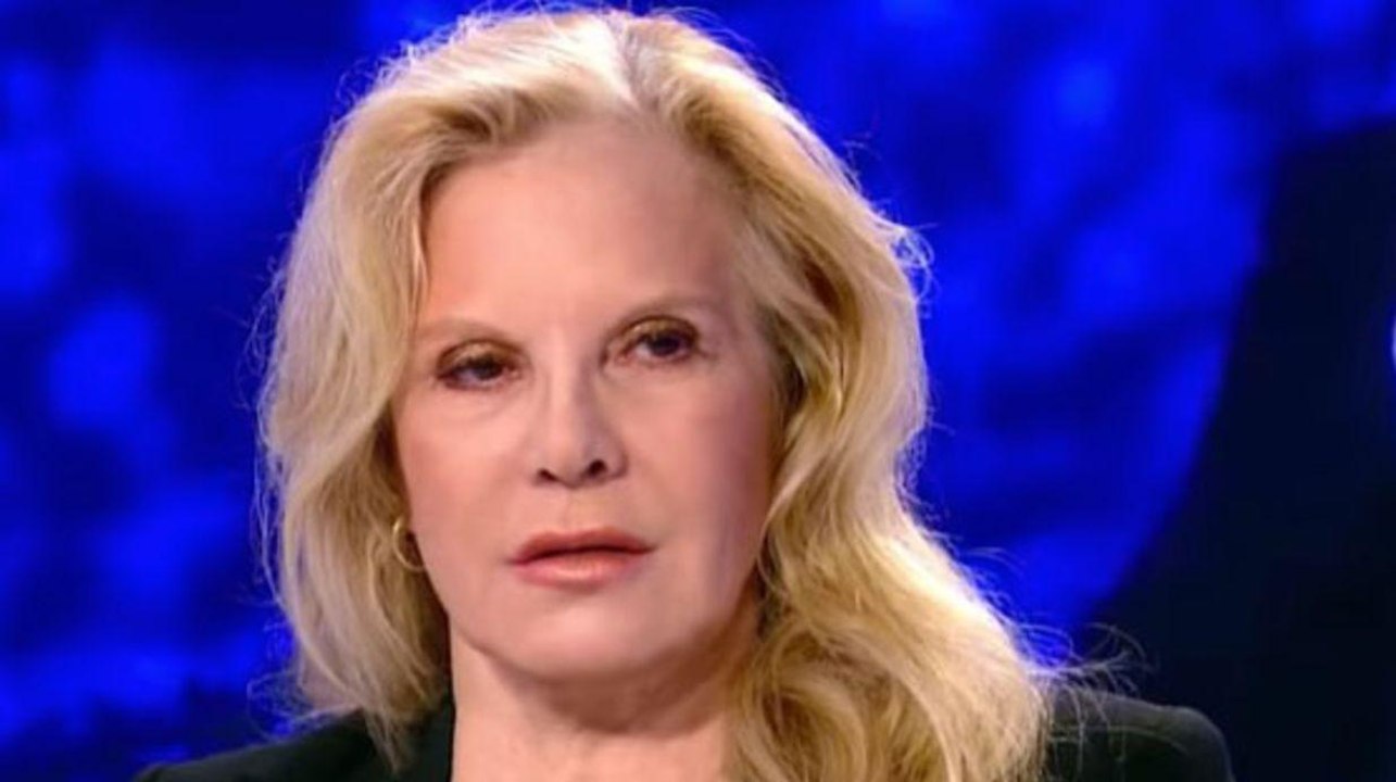 VOICI - Sylvie Vartan répond à André Boudou qui a quali­fié Johnny Hally­day de « dépres­sif, bourré de drogue »