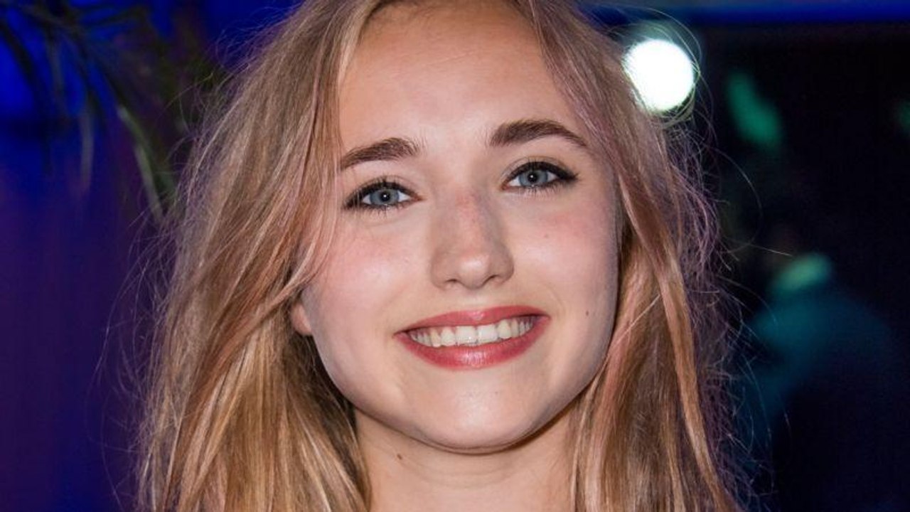 VOICI - Chloé Jouannet publie un cliché d’elle bébé dans les bras de son papa