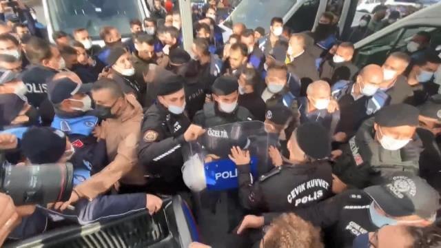 İBB ve Esenler Belediyesi zabıta ekiplerinin meydan kavgasına çevik kuvvetten müdahale