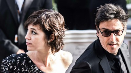 VOICI - Charlotte Gainsbourg : pourquoi son premier dîner chez les parents d’Yvan Attal a failli ruiner son couple