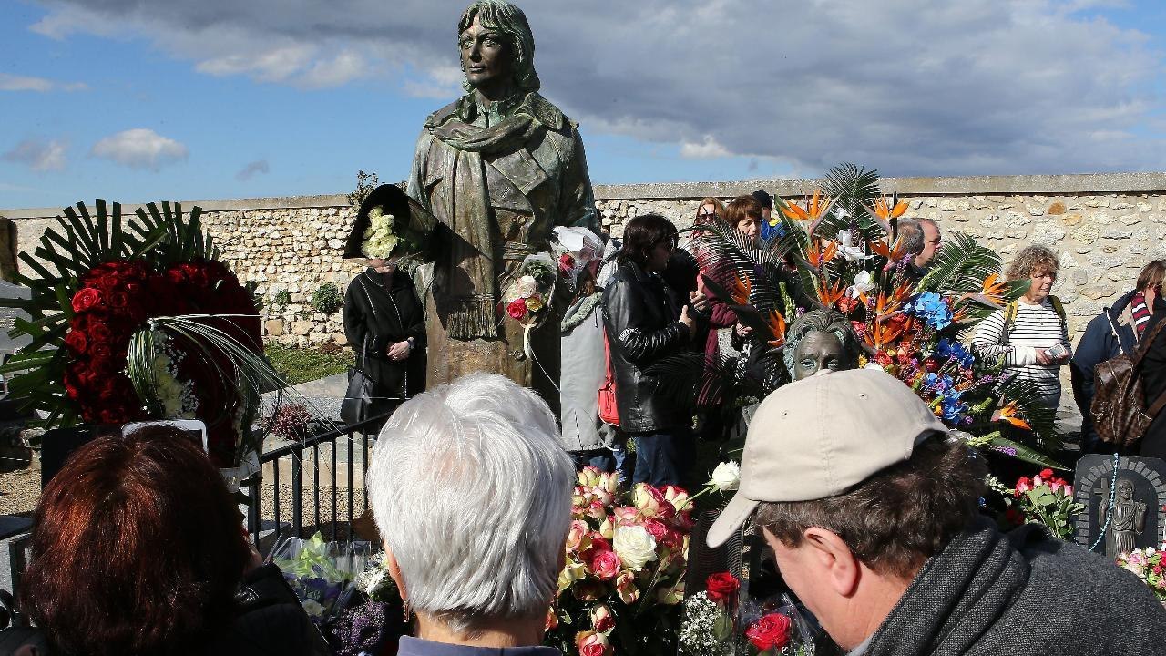 VOICI - Claude François : l’étrange théorie d’un fan tentant d’expliquer pourquoi les intellectuels n’aimaient pas Cloclo