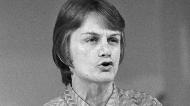 VOICI - Claude François : le souvenir macabre qu’un policier a gardé après avoir vu le chanteur sur son lit de mort