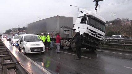 Bariyerlere çarpan tırın sürücüsü yaralandı