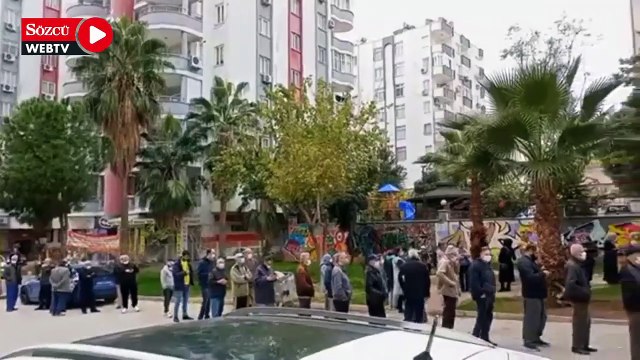 Adana’da vatandaşlar ucuz ekmek için metrelerce kuyruk oluşturdu