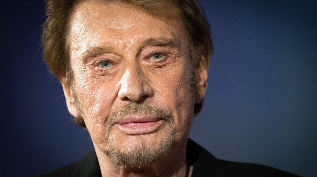VOICI Johnny Hallyday : embouteillage autour de sa tombe à Saint-Barth, les visites limitées